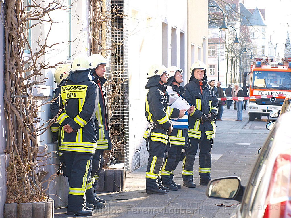 Einsatz Feuerwehr SEK Polizei Koeln Nippes Merheimerstr P035.JPG